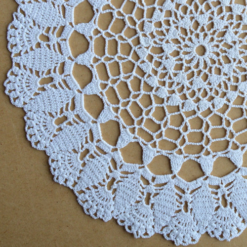 Kruhová háčkovaná bílá dečka pr.27 cm — foto 2