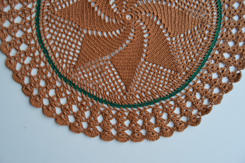 Kruhová háčkovaná hnědá dečka pr.29 cm — foto 3