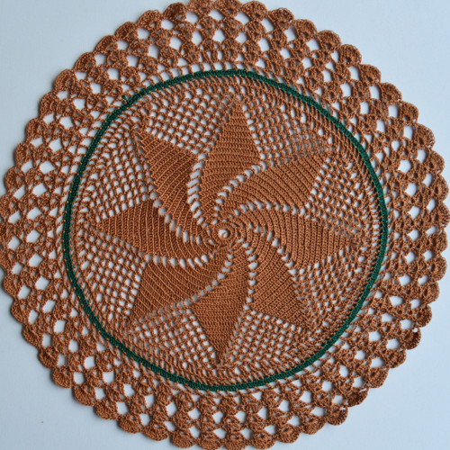 Kruhová háčkovaná hnědá dečka pr.29 cm — foto 2