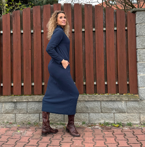 Tmavě modré šaty se stojáčkem — foto 3