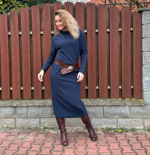 Tmavě modré šaty se stojáčkem — foto 4