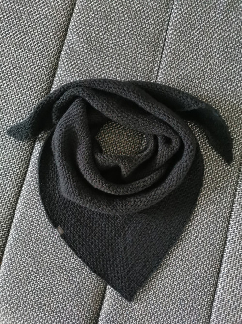 Háčkovaný šátek černý teplý — foto 2