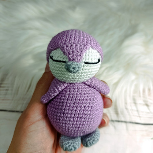 Háčkovaný tučňák miminko lila 10cm — foto 5