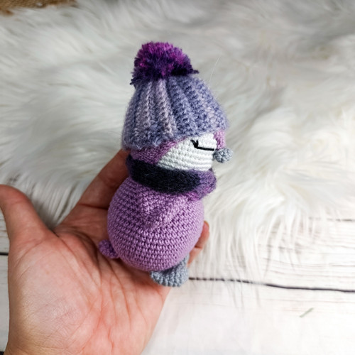 Háčkovaný tučňák miminko lila 10cm — foto 4