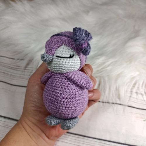 Háčkovaný tučňák miminko lila 10cm — foto 2