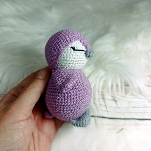 Háčkovaný tučňák miminko lila 10cm — foto 6