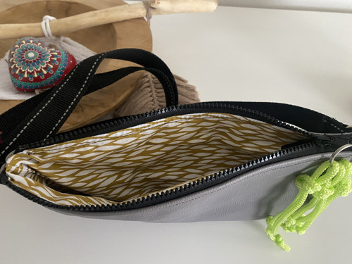 Šedá crossbody — foto 4