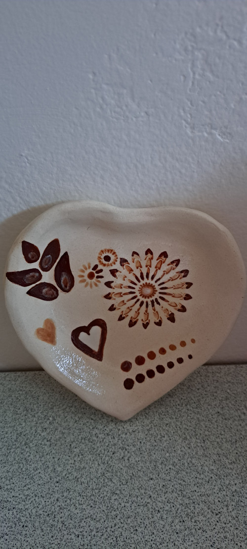 Talíř bílé srdíčko - hnědobíle malovaný — foto 3