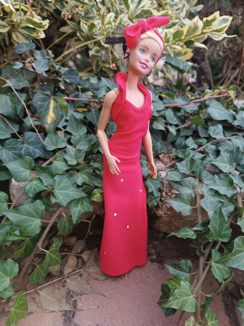 Šaty pro Barbii červené s kamínky — foto 2