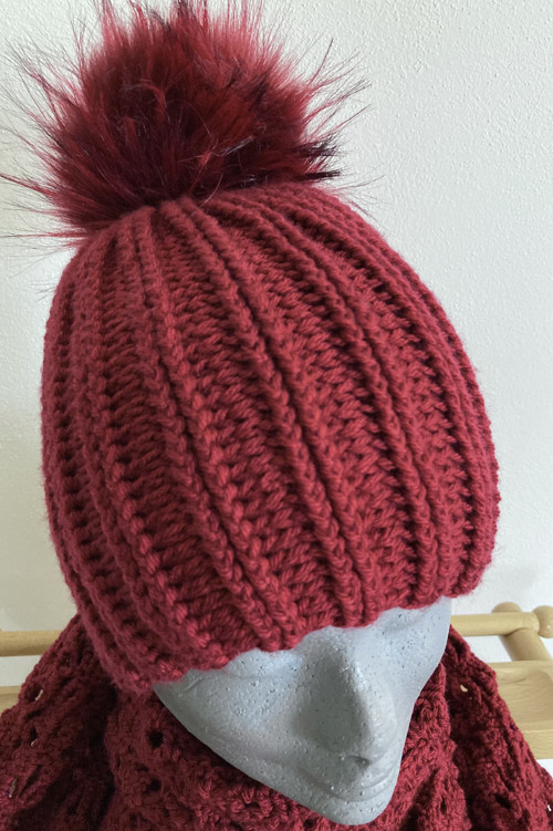 Čepice s bambulí / vínová — foto 5