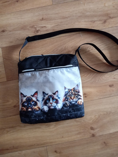 Černá crossbody kočičí — foto 2