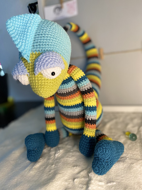 Háčkovaný velký barevný chameleon — foto 2