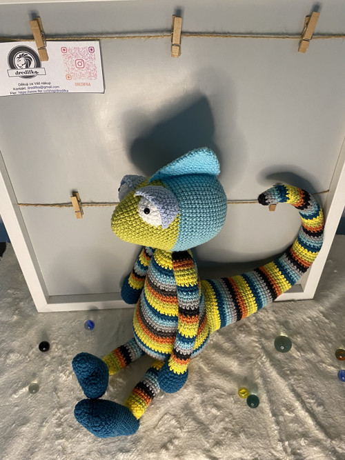 Háčkovaný velký barevný chameleon — foto 4