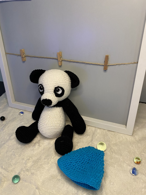 Háčkovaná panda s čepicí — foto 3