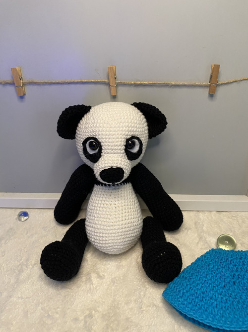 Háčkovaná panda s čepicí — foto 2