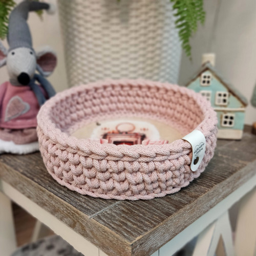 Háčkovaný košíček Teplo domova 20cm — foto 3