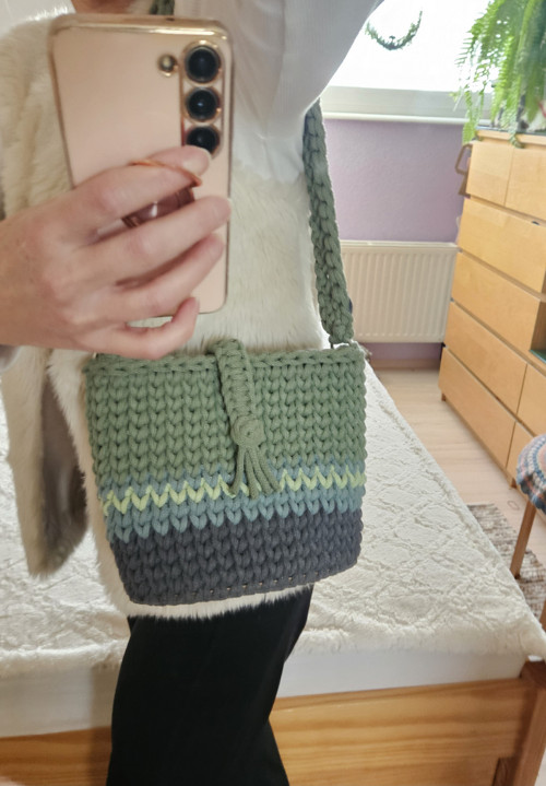 Háčkovaná kabelka, zapínání na magnet — foto 2