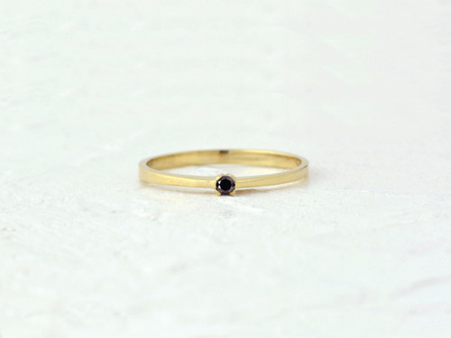 585/1000 zlatý prsten s černým diamantem — foto 2