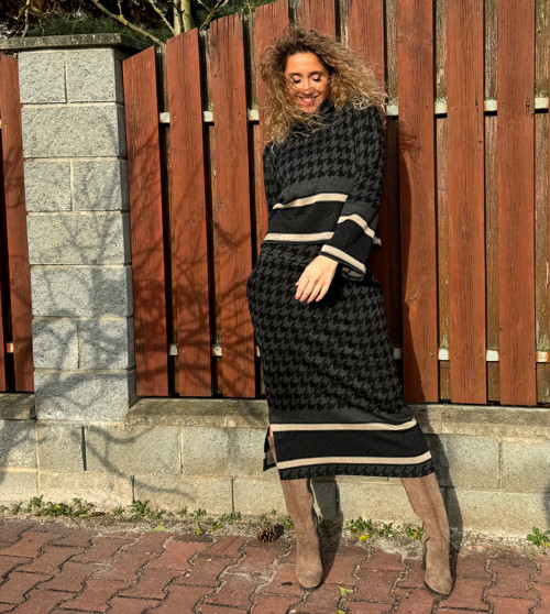 Dvoudílné šaty s rolákem — foto 3