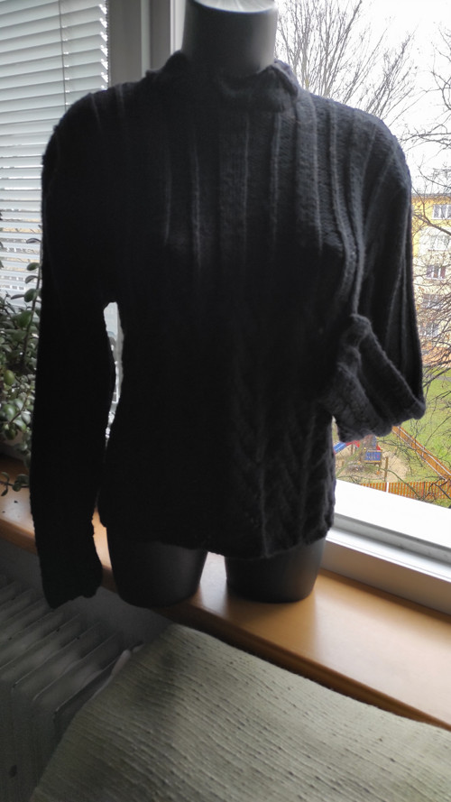 Černý pletený pulovr. — foto 2