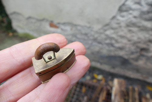 Žehlička...mosazná miniatura — foto 3