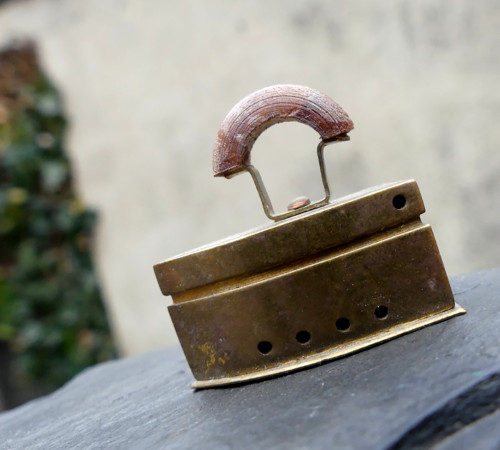 Žehlička...mosazná miniatura — foto 2