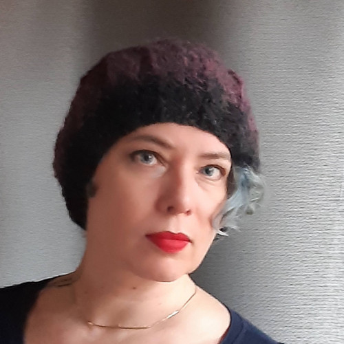 Černofialová nadýchaná baretka — foto 5