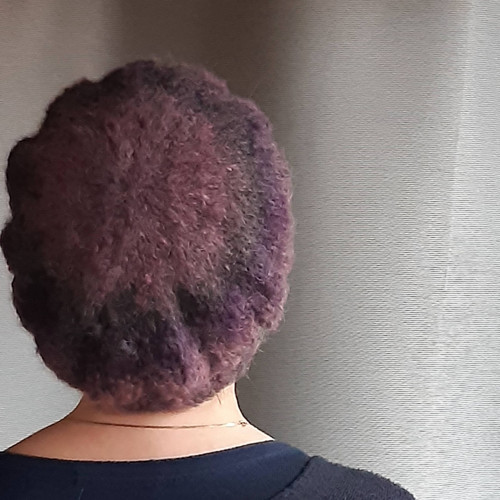 Černofialová nadýchaná baretka — foto 4