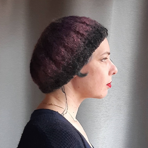 Černofialová nadýchaná baretka — foto 3
