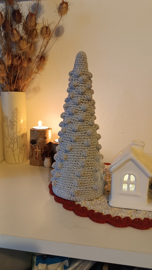 Háčkovaný vánoční stromeček, šedý — foto 3