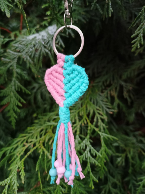 Klíčenka srdce, růžová a smaragd, macramé — foto 4