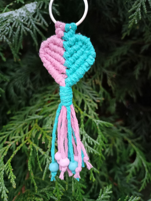 Klíčenka srdce, růžová a smaragd, macramé — foto 5