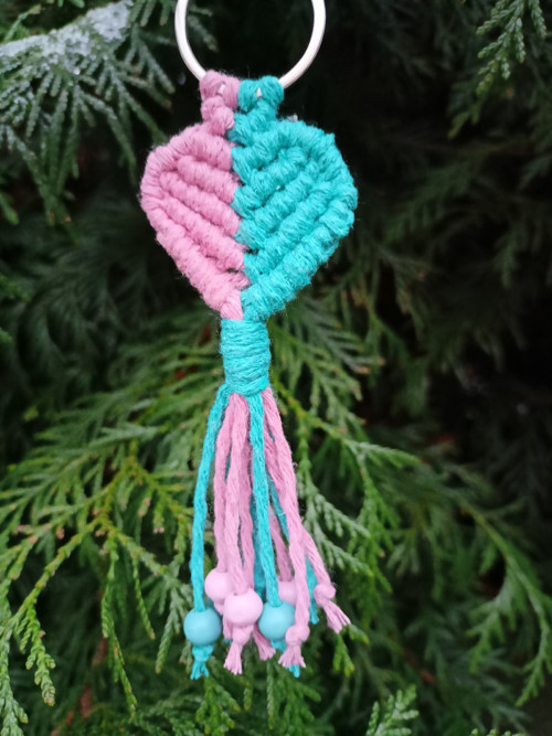 Klíčenka srdce, růžová a smaragd, macramé — foto 3