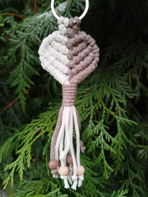 Klíčenka srdce bílá a šedohnědá, macramé — foto 3