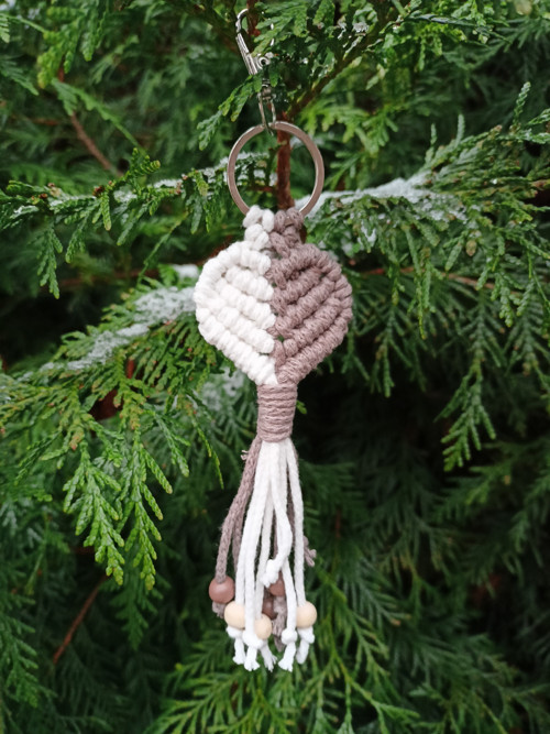 Klíčenka srdce bílá a šedohnědá, macramé — foto 4