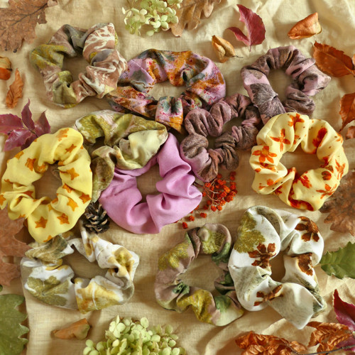 Gumička scrunchie, přírodně barvená — foto 3