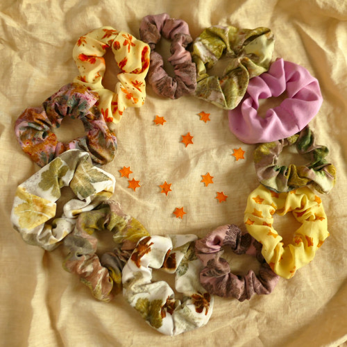 Gumička scrunchie, přírodně barvená — foto 2
