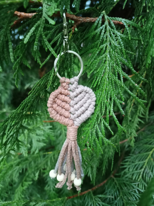Klíčenka srdce, hnědá a šedohnědá, macramé — foto 3