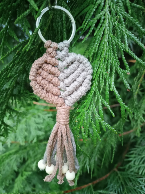 Klíčenka srdce, hnědá a šedohnědá, macramé — foto 2