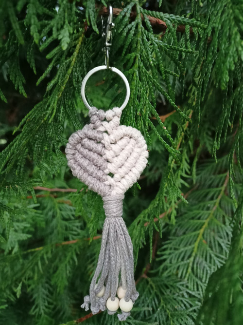Klíčenka srdce, béžová a šedohnědá, macramé — foto 4