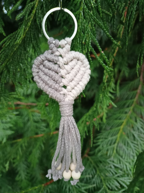 Klíčenka srdce, béžová a šedohnědá, macramé — foto 3