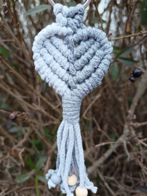 Klíčenka srdce, šedá a tmavě šedá, macramé — foto 4