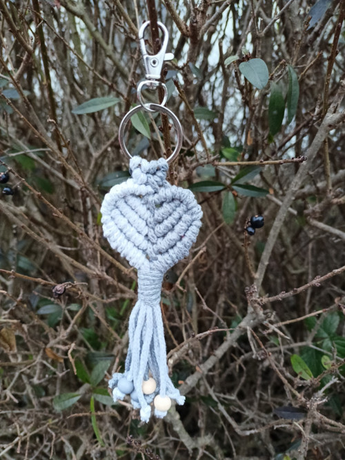 Klíčenka srdce, šedá a tmavě šedá, macramé — foto 3