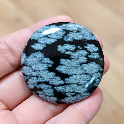 Obsidián (vločkový), ID 4458, průměr 43 mm — foto 2