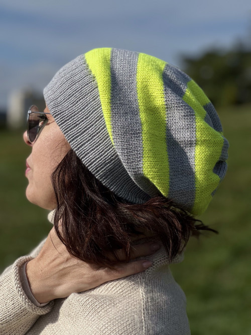 Beanie čepice. Šedá a zářivě zelená. — foto 4