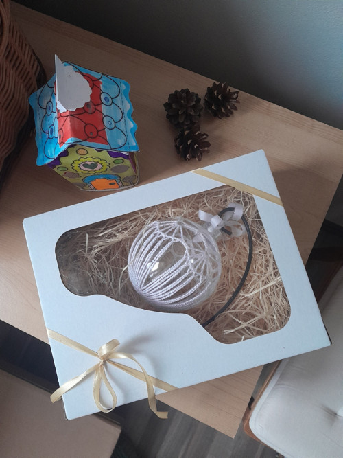 Háčkovaná baňka - 10 cm se stojánkem — foto 2