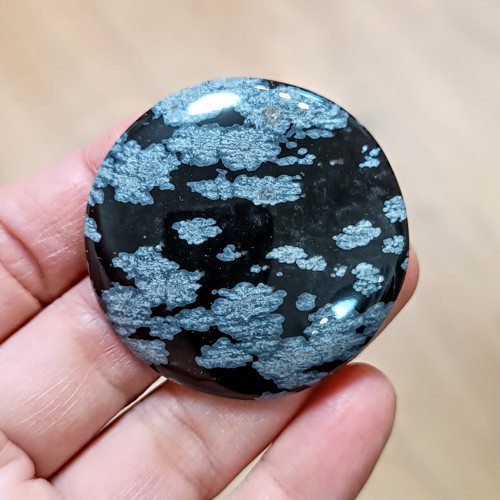 Obsidián (vločkový), ID 4504, průměr 43 mm — foto 2