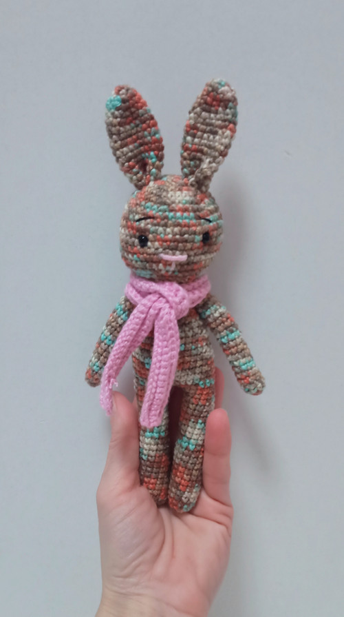 Háčkovaný zajíček - 21 cm — foto 3