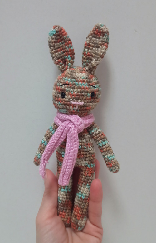 Háčkovaný zajíček - 21 cm — foto 2