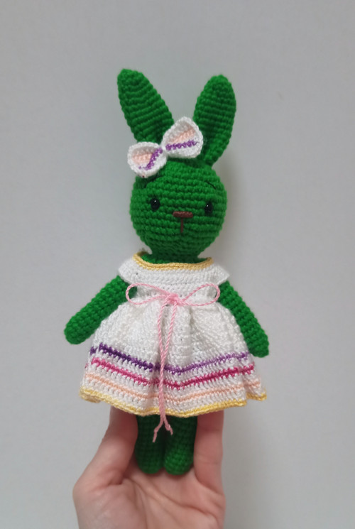 Háčkovaný zajíček - 21 cm — foto 3